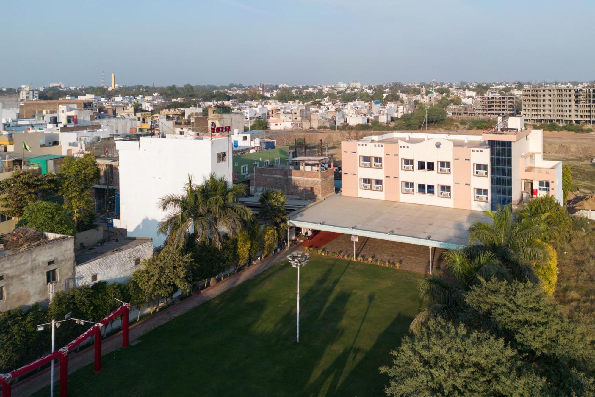 Ruchishree Garden Hotel Ujjain Ngoại thất bức ảnh